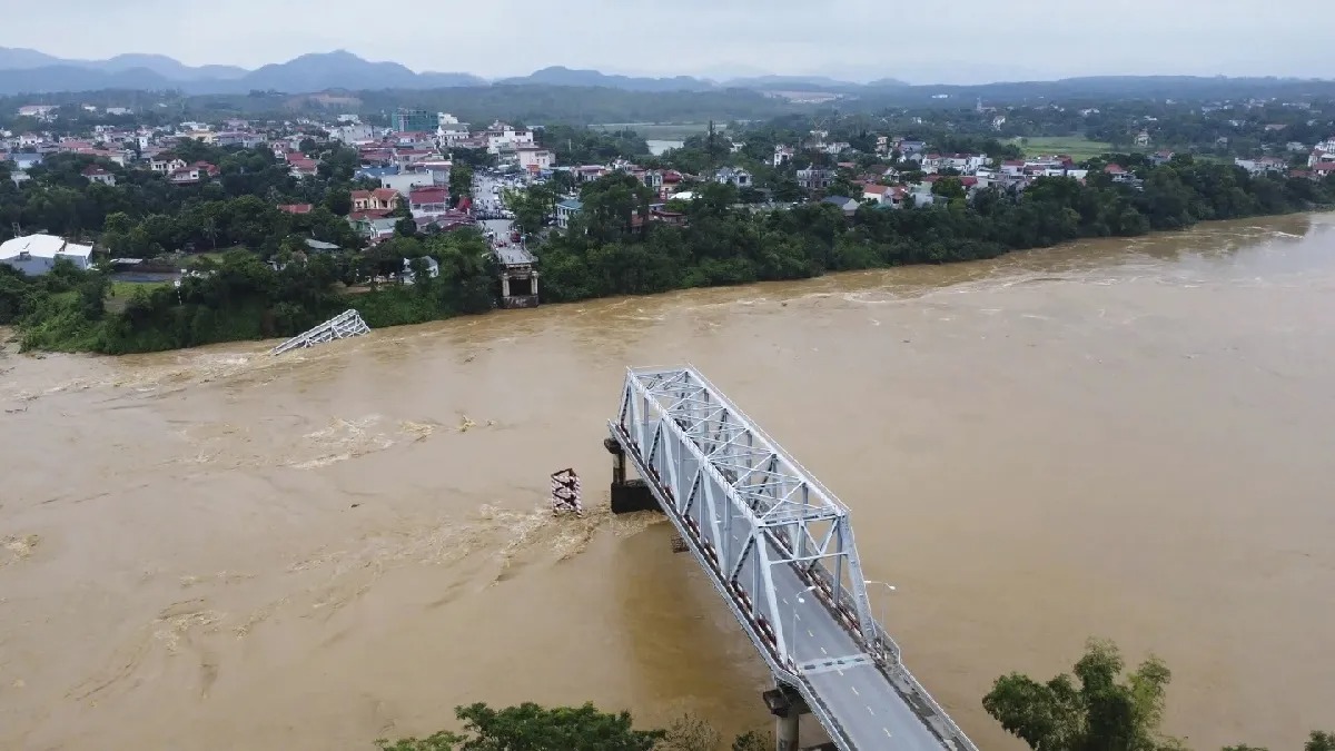 Bridge Collapses In Vietnam 1725