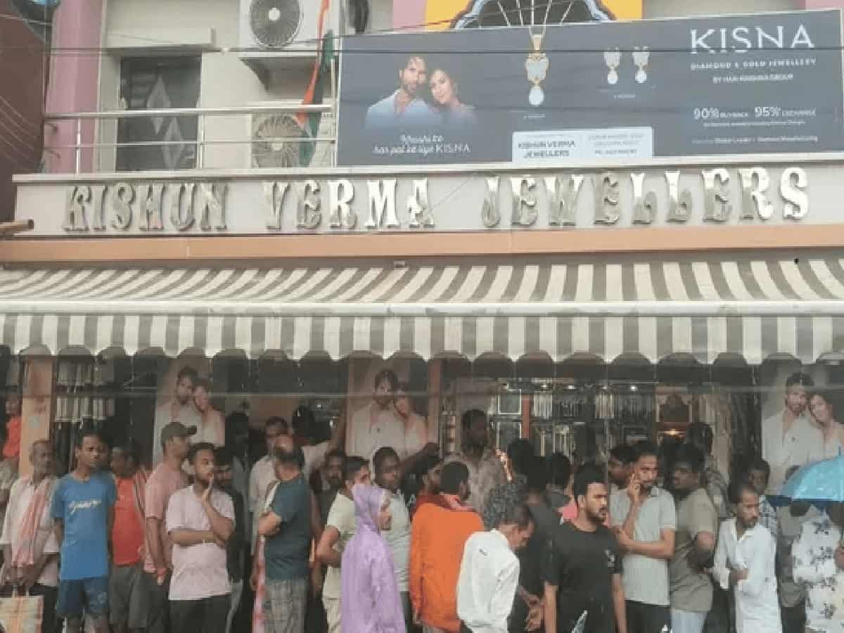 Broad Daylight Jeweller Robbery in Pakur: Armed Criminals Loot Gold and Silver Worth Lakhs in Amdapada Market